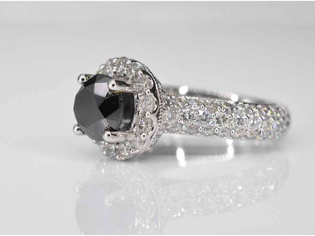 Witgouden entourage ring met grote diamanten en een zwarte diamant - afbeelding 4 van  8