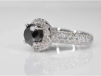 Witgouden entourage ring met grote diamanten en een zwarte diamant - afbeelding 4 van  8