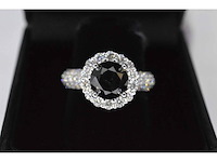 Witgouden entourage ring met grote diamanten en een zwarte diamant - afbeelding 5 van  8