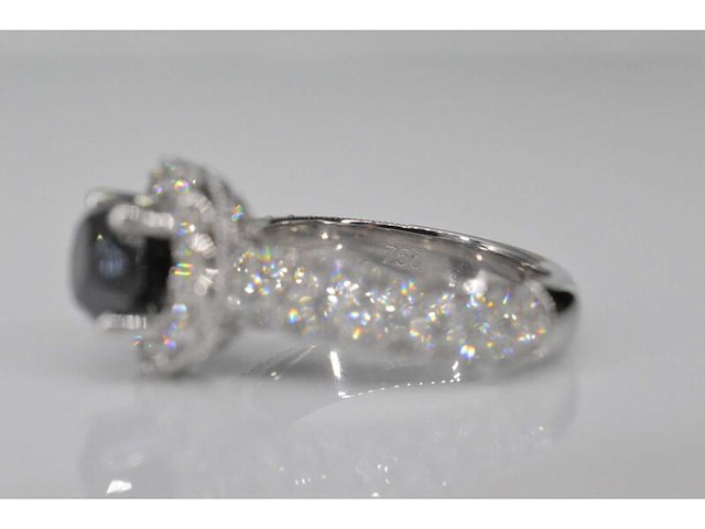 Witgouden entourage ring met grote diamanten en een zwarte diamant - afbeelding 6 van  8