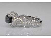 Witgouden entourage ring met grote diamanten en een zwarte diamant - afbeelding 6 van  8