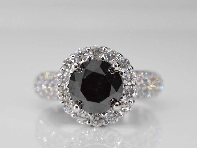 Witgouden entourage ring met grote diamanten en een zwarte diamant - afbeelding 1 van  8