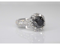 Witgouden entourage ring met grote diamanten en een zwarte diamant - afbeelding 3 van  8