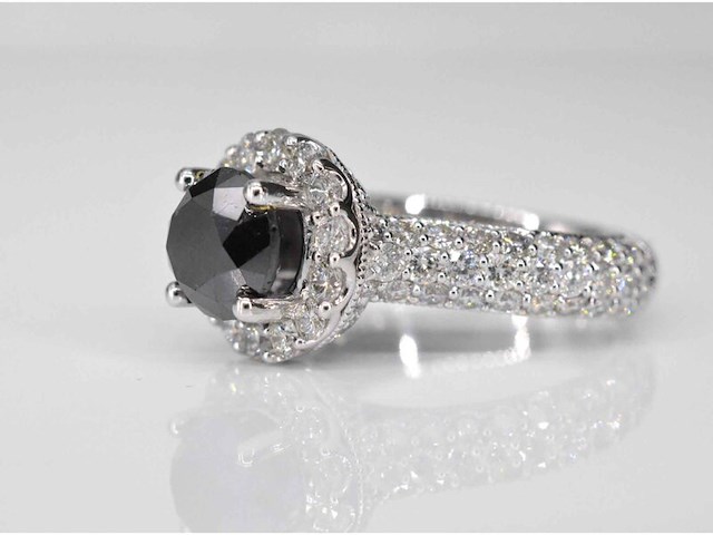 Witgouden entourage ring met grote diamanten en een zwarte diamant - afbeelding 4 van  8