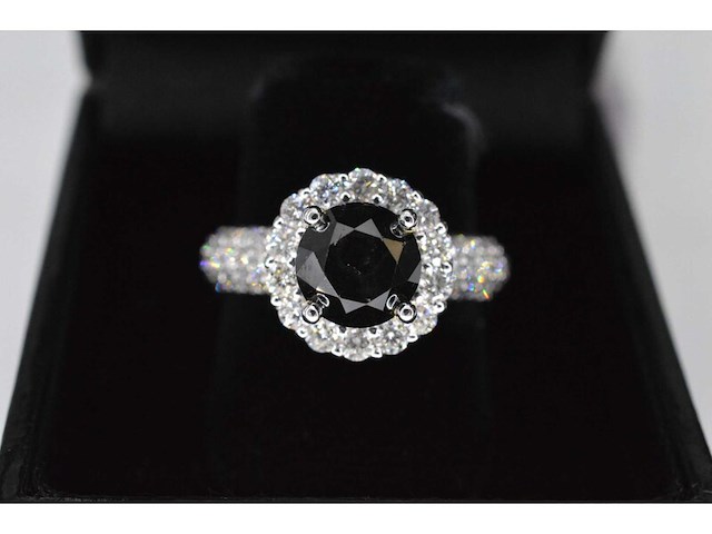 Witgouden entourage ring met grote diamanten en een zwarte diamant - afbeelding 5 van  8