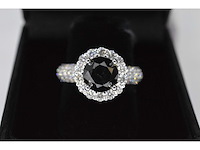 Witgouden entourage ring met grote diamanten en een zwarte diamant - afbeelding 5 van  8