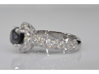 Witgouden entourage ring met grote diamanten en een zwarte diamant - afbeelding 6 van  8