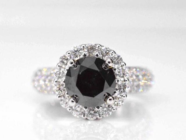 Witgouden entourage ring met grote natuurlijke diamanten en een zwarte diamant - afbeelding 1 van  8
