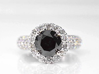 Witgouden entourage ring met grote natuurlijke diamanten en een zwarte diamant - afbeelding 1 van  8