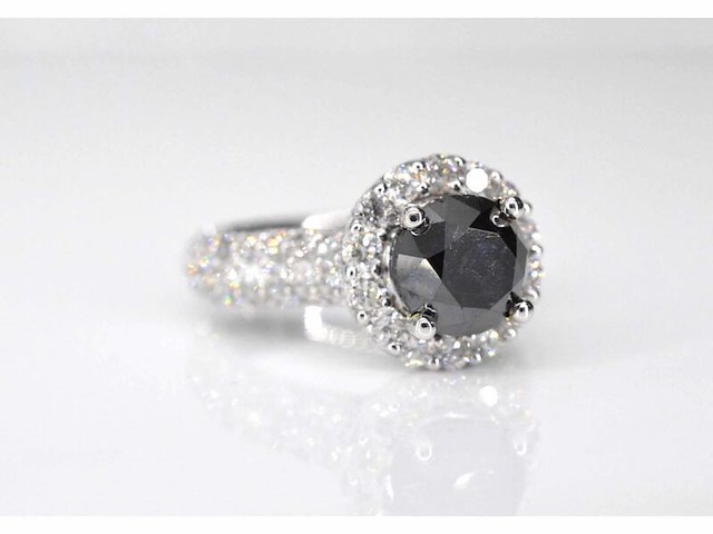 Witgouden entourage ring met grote natuurlijke diamanten en een zwarte diamant - afbeelding 3 van  8