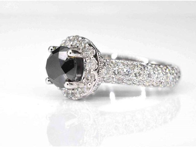 Witgouden entourage ring met grote natuurlijke diamanten en een zwarte diamant - afbeelding 4 van  8