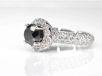 Witgouden entourage ring met grote natuurlijke diamanten en een zwarte diamant - afbeelding 4 van  8