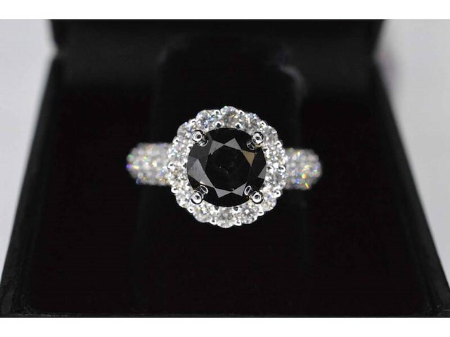 Witgouden entourage ring met grote natuurlijke diamanten en een zwarte diamant - afbeelding 5 van  8