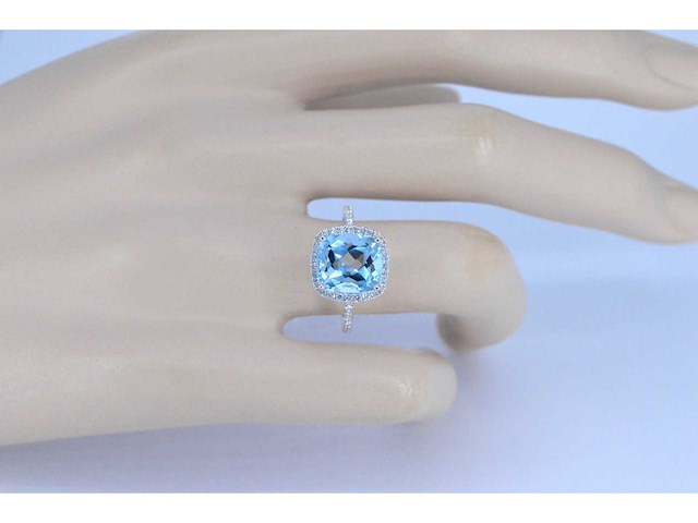 Witgouden entourage ring met kussenvorm geslepen topaas - afbeelding 4 van  7