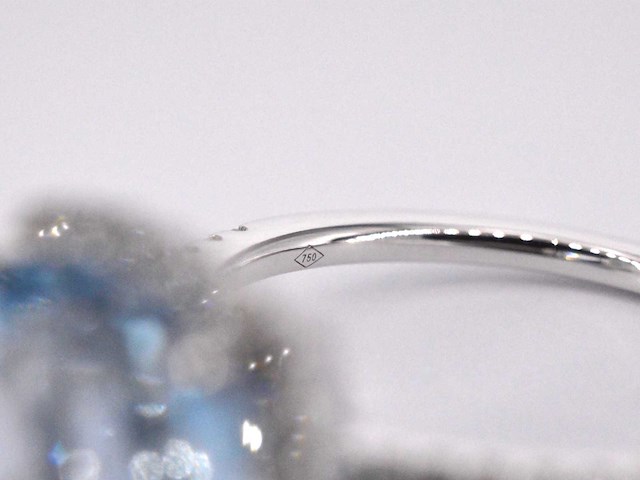 Witgouden entourage ring met kussenvorm geslepen topaas - afbeelding 7 van  7