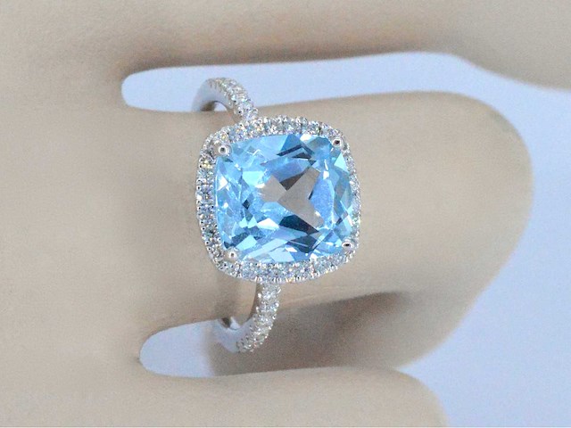 Witgouden entourage ring met kussenvorm topaas - afbeelding 2 van  7