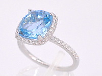 Witgouden entourage ring met kussenvorm topaas - afbeelding 5 van  7