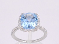 Witgouden entourage ring met kussenvormig geslepen topaas