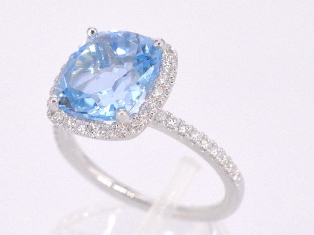 Witgouden entourage ring met kussenvormig geslepen topaas - afbeelding 4 van  8