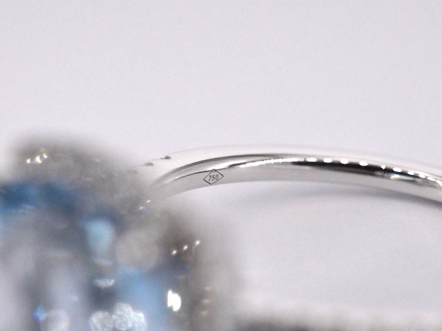 Witgouden entourage ring met kussenvormig geslepen topaas - afbeelding 6 van  8