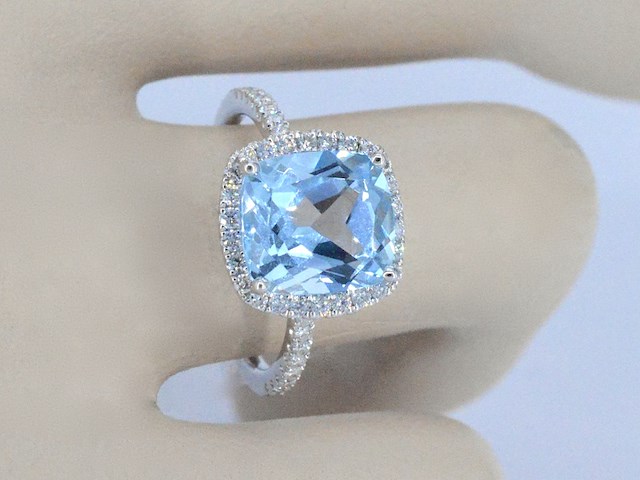Witgouden entourage ring met kussenvormig geslepen topaas - afbeelding 2 van  6