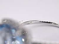 Witgouden entourage ring met kussenvormig geslepen topaas - afbeelding 6 van  6