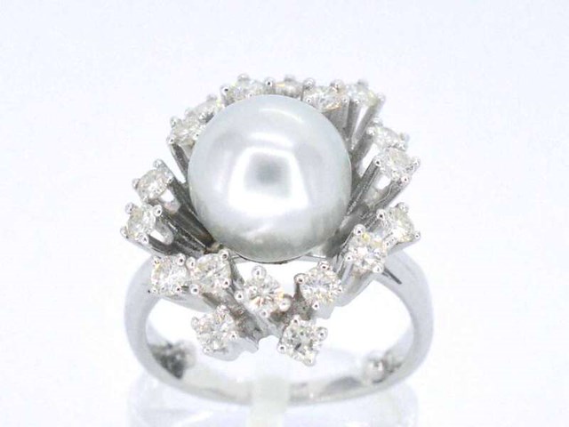 Witgouden entourage ring met natuurlijke diamanten en een bijzondere zuidzee parel - afbeelding 1 van  10