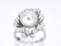 Witgouden entourage ring met natuurlijke diamanten en een bijzondere zuidzee parel