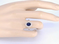 Witgouden entourage ring met natuurlijke diamanten en saffier - afbeelding 5 van  11
