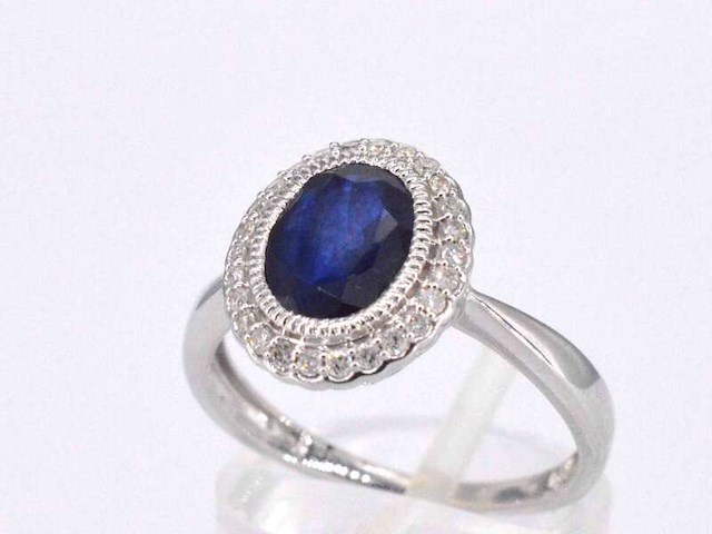 Witgouden entourage ring met natuurlijke diamanten en saffier - afbeelding 6 van  11