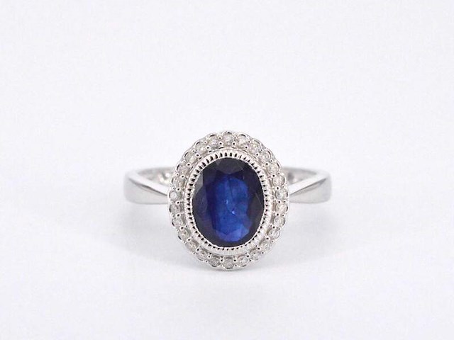 Witgouden entourage ring met natuurlijke diamanten en saffier - afbeelding 8 van  11