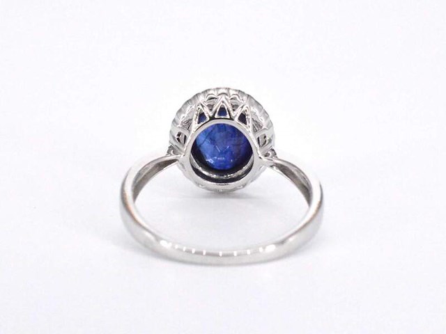Witgouden entourage ring met natuurlijke diamanten en saffier - afbeelding 9 van  11
