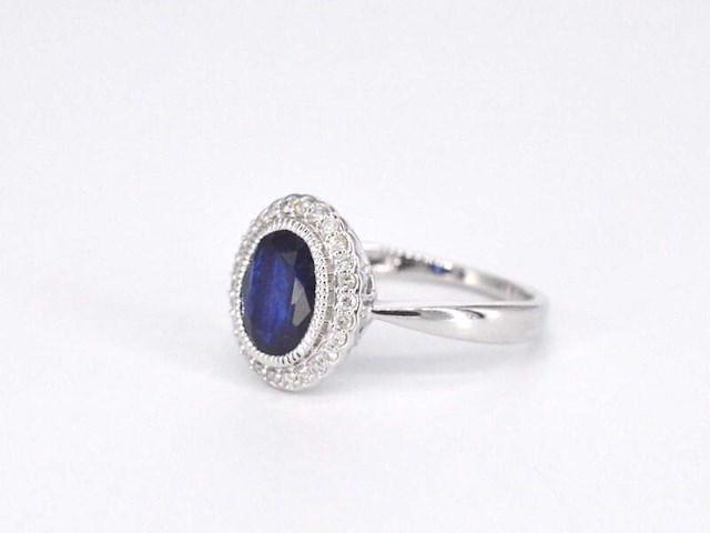 Witgouden entourage ring met natuurlijke diamanten en saffier - afbeelding 10 van  11