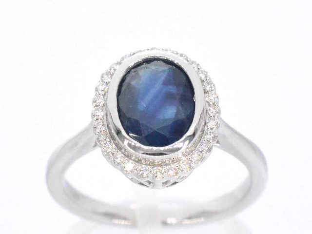Witgouden entourage ring met natuurlijke diamanten en saffier - afbeelding 1 van  11