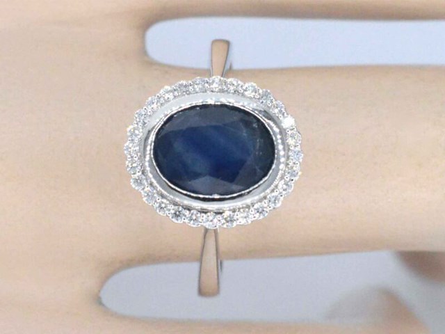 Witgouden entourage ring met natuurlijke diamanten en saffier - afbeelding 4 van  11