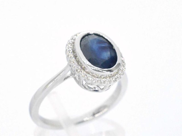 Witgouden entourage ring met natuurlijke diamanten en saffier - afbeelding 6 van  11