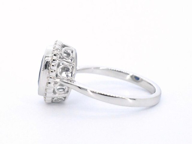 Witgouden entourage ring met natuurlijke diamanten en saffier - afbeelding 7 van  11