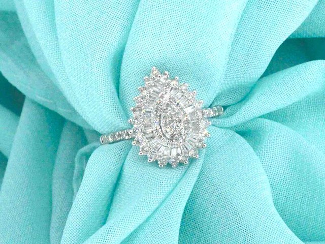 Witgouden entourage ring met natuurlijke diamanten - afbeelding 1 van  9