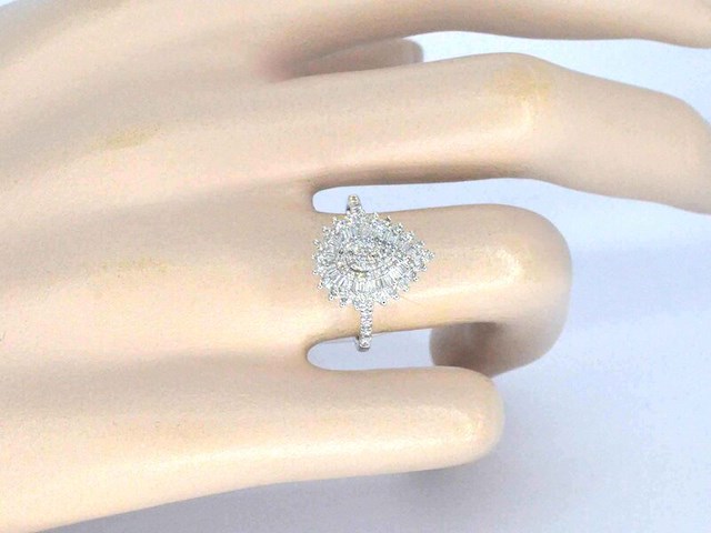 Witgouden entourage ring met natuurlijke diamanten - afbeelding 2 van  9