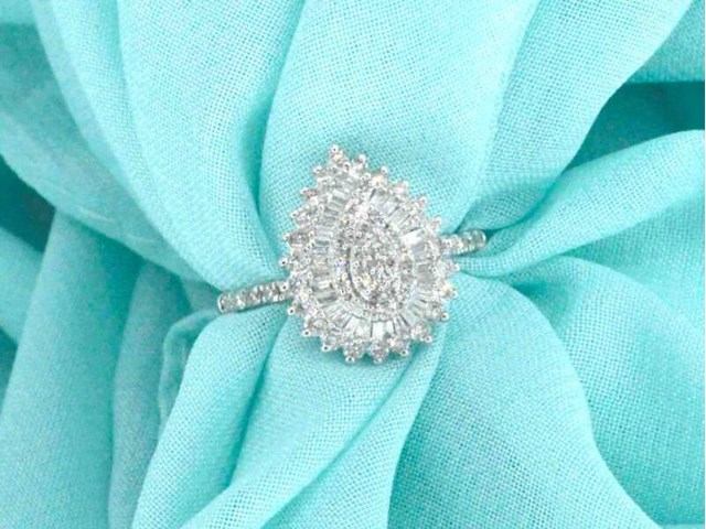 Witgouden entourage ring met natuurlijke diamanten - afbeelding 1 van  9