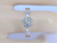 Witgouden entourage ring met natuurlijke diamanten - afbeelding 2 van  9