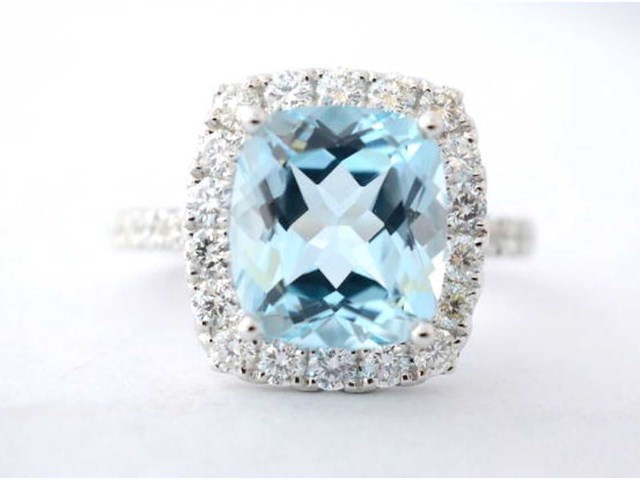 Witgouden entourage ring met natuurlijke topaas en diamanten - afbeelding 3 van  8