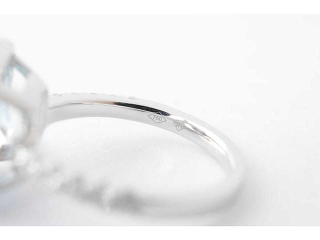 Witgouden entourage ring met natuurlijke topaas en diamanten - afbeelding 4 van  8