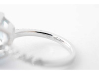 Witgouden entourage ring met natuurlijke topaas en diamanten - afbeelding 4 van  8