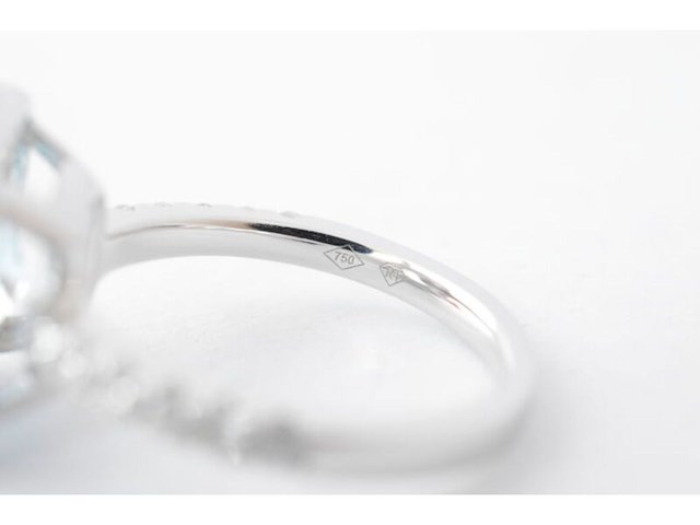 Witgouden entourage ring met natuurlijke topaas en diamanten - afbeelding 6 van  9