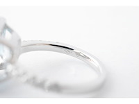 Witgouden entourage ring met natuurlijke topaas en diamanten - afbeelding 6 van  9