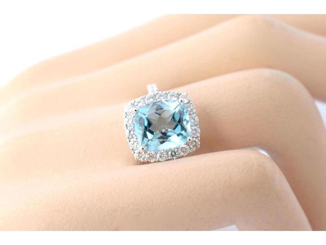 Witgouden entourage ring met natuurlijke topaas en diamanten - afbeelding 2 van  9