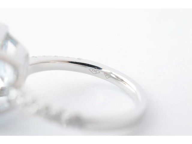 Witgouden entourage ring met natuurlijke topaas en diamanten - afbeelding 6 van  9