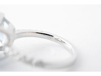 Witgouden entourage ring met natuurlijke topaas en diamanten - afbeelding 6 van  9