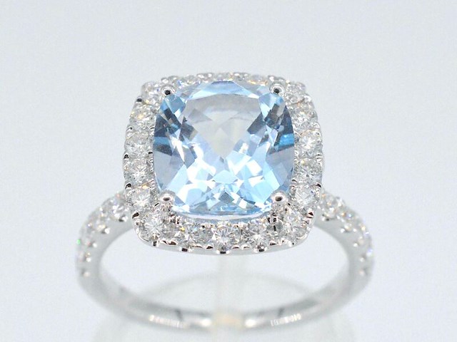 Witgouden entourage ring met natuurlijke topaas en diamanten - afbeelding 7 van  9